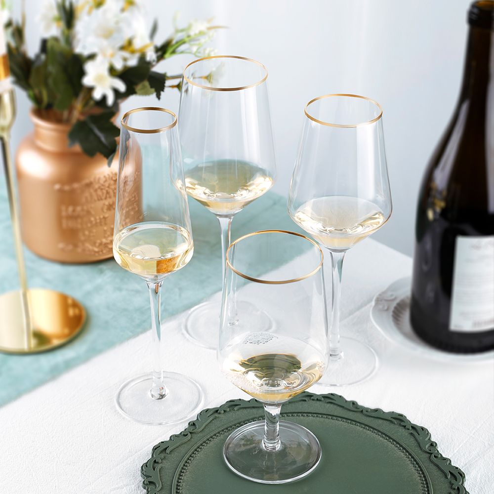 Cană de vin din sticlă cu margine aurie, cu apă, şampanie, cupa de vin (1)