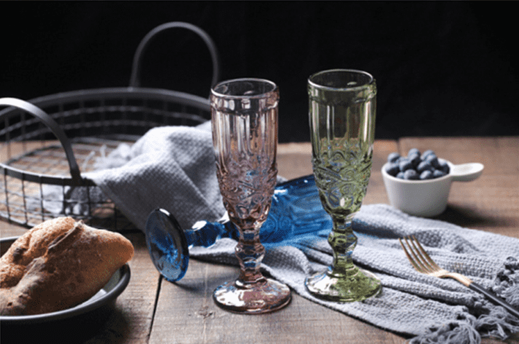 Ҷоми шампани ранга барои нӯшидани пиёлаҳои шароб барои меҳмонхонаи тӯй (1)